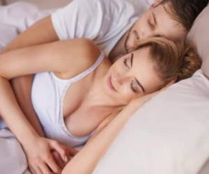 Un estudio del Centro Berman asegura que las parejas que duermen abrazados registran mayores niveles de satisfacción en su relación. Foto: Canva.