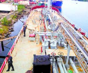 La embarcación es custodiada por miembros de la Policía Nacional.