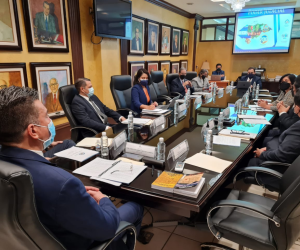 El presidente de la Corte Suprema de Justicia, Rolando Argueta, en reunión con los miembros de la comisión.