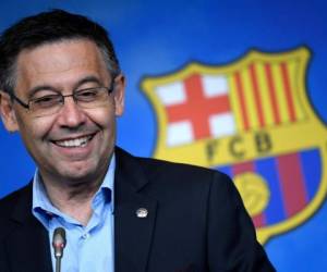 El presidente del Barcelona, ​​Josep Maria Bartomeu, sonríe durante una rueda de prensa en el estadio Camp Nou de Barcelona. Foto: Agencia AFP.