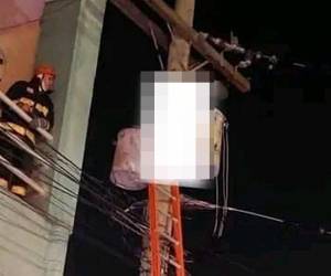 El cuerpo de la víctima quedó atrapado junto al transformador tras el percance.