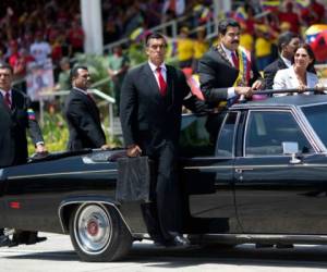 This handout picture released by Miraflores Palace press office shows Venezuela's President Nicolas Maduro (C) waving military troops accompanied by Defense Minister Vladimir Padrino (L) at the 'Fuerte Tiuna' in Caracas, Venezuela on May 2, 2019. - Maduro attends a 'march to reaffirm the absolute loyalty' of the Venezuelan Army, as opposition leader Juan Guaido continues making calls to oust his government. (Photo by HO / Presidency/JHONN ZERPA / AFP)