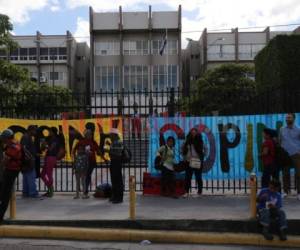 En las afueras de los Tribunales de la Corte Suprema de Justicia miembros del Copinh esperaban por la sentencia. Foto: Johny Magallanes/El Heraldo.