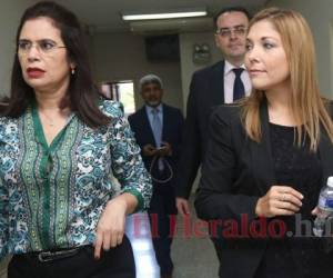 Ana Paola Hall y Rixi Moncada, funcionarias del Consejo Nacional Electoral (CNE). Foto: El Heraldo