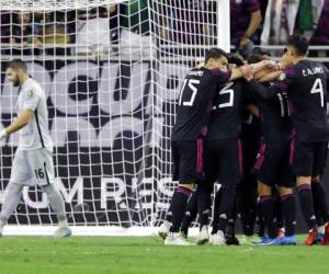 Los jugadores de México festejan un tanto de Orbelín Pineda ante Canadá en la semifinal de la Copa de Oro. Foto:AP