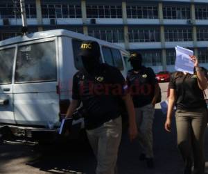 Fiscales de la FETCCOP y Agentes de la ATIC realizaron el secuestro de documentos para la línea de investigación sobre compras fraccionadas y sobrevaloración de equipo médico en el Hospital Escuela. (Foto: El Heraldo)