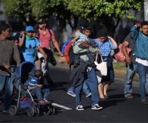 Madres con hijos y jóvenes huyen de la violencia y la pobreza.