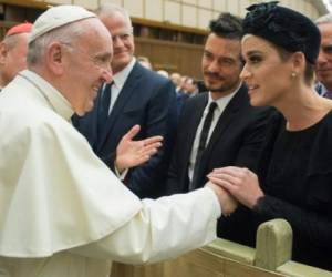 Momento en el que Katy Perry saludó al papa Francisco.