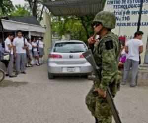 Los hechos se registraron luego de que un centro policíaco de Guerrero recibió una llamada anónima que alertó sobre la presencia de hombres armados en la comunidad de Tepochica. Foto: Referencia AFP.