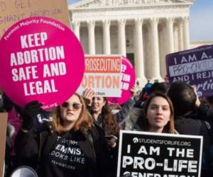 A dos días de la reanudación de las audiencias de la Corte Suprema de Justicia, que arbitrará la disputa, casi 200 organizaciones llamaron a los defensores del aborto a hacerse oír en todo el país. FOTO: AFP