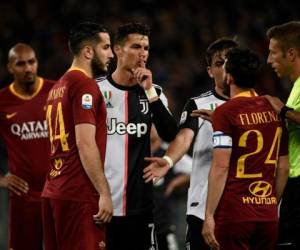 Cristiano Ronaldo durante una acción de discusión contra jugadores de la Roma. Foto:AFP