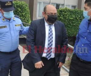 Hermes Ramírez, apoderado legal de Juan Orlando Hernández, llegó a la CSJ el pasado viernes para conocer si había una orden de extradición contra su representado.