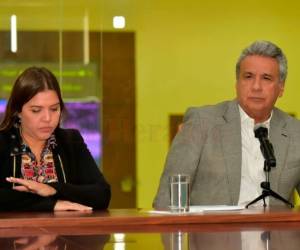 El presidente de Ecuador, Lenín Moreno, junto a la vicepresidente de El Comercio, Alejandra Vicuna, confirman la muerte del equipo de prensa a manos de la disidencia de las FARC. Foto: Agencia AFP