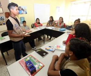 El jovencito le gusta animar las actividades que realizan en su colonia. Foto: Jonny Magallanes / EL HERALDO.