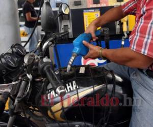 Los consumidores están pagando 25% más de lo que pagaban en enero por cada galón de combustible. Foto: EL HERALDO.