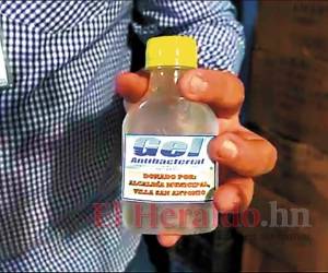 El gel es almacenado en el mismo frasco donde venía el guaro y lleva una etiqueta con el nombre de la Villa de San Antonio.