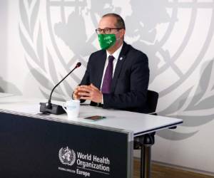 En esta fotografía proporcionada por la Organización Mundial de la Salud, el doctor Hans Kluge, director de la oficina de la OMS en Europa, habla el jueves 15 de octubre de 2020 en una conferencia de prensa virtual en Copenhague, Dinamarca. (David Barrett/Organización Mundial de la Salud vía AP)