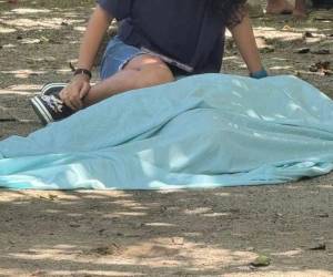 Una joven llora sobre el cadáver de Gilma María Morales asesinada en la ciudad de La Ceiba.