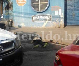 El cuerpo del occiso quedó tendido en la calle. Foto Estalin Irías.
