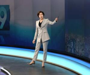 Lee So-jeong, de 43 años de edad, se convirtió en la primera mujer en presentar las noticias en Corea del Sur. Foto: Afp.