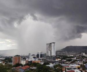 La tarde del viernes traerá chubascos dispersos y tormentas eléctricas en sectores del norte y centro.