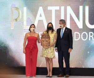 Nicole Marrder, ministra de Turismo y Epaminodas Marinakys, presidente de la Cámara Nacional de Turismo de Honduras, Canaturh, le entregan un reconocimiento a BAC Credomatic por su apoyo al turismo. Recibe el premio Valeria Ríos, vicepresidente de Mercadeo y Comunicación de BAC Credomatic.