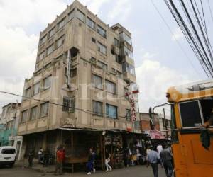 El nicaragüense se chequeó el domingo por la noche en el hotel Richard de Comayagüela y este martes fue hallado calcinado, tras que la gente advirtiera sobre el humo que salía de la habitación. Foto: Estalin Irías / El Heraldo