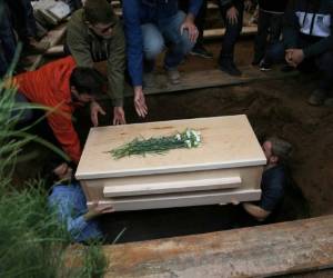 El féretro con los restos mortales de Howard Jacob Miller Jr., de 12 años, recibe sepultura en el cementerio de la Colonia LeBarón, México, el 8 de noviembre de 2019, durante el entierro de Rhonita Miller y de cuatro de sus hijos, asesinados en una emboscada de un cártel del narcotráfico.