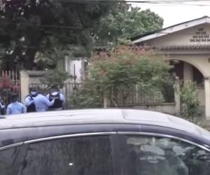 Los vecinos llamaron a las autoridades porque malos olores emanaban desde el interior de la vivienda.