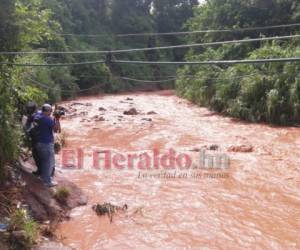 Unas rocas evitaron que el cadáver fuese arrastrado hasta otro sector por donde atraviesa la quebrada. Foto: Estalin Irías/ EL HERALDO.