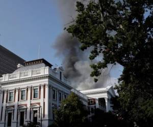 El humo sale del techo de un edificio en el recinto del Parlamento sudafricano en Ciudad del Cabo el 2 de enero de 2022, durante un incendio. Foto: AFP