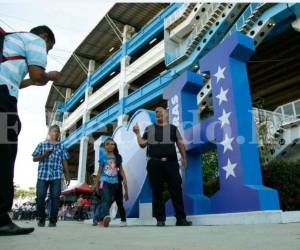 El ambiente en el estadio Olímpico ha sido fenomenal desde las primeras horas de la mañana. Fotos: Neptaly Romero / Grupo Opsa.