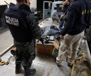 Durante una inspección de rutina con perros que detectan drogas se localizaron los 467 kilos de supuesta cocaína que iba escondida en la plataforma del camión.