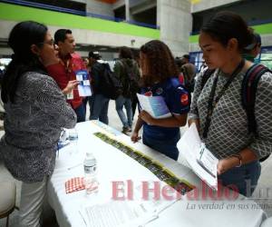 Una masiva afluencia de personas asistió a la exposición de información de las instituciones, fundaciones y embajadas sobre los programas de becas que ofrecen para los hondureños en el extranjero. Foto: Emilio Flores / EL HERALDO.