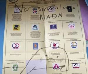 En redes sociales circularon imágenes de las papeletas para elegir a los diputados al Parlacen Centroamericano donde guatemaltecos 'expresan su sentir' con irreverentes mensajes. Fotos: Cortesía Publinews.