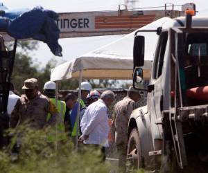 El presidente de México, Andrés Manuel López Obrador (C), visita la mina de carbón inundada donde 10 mineros han quedado atrapados desde el miércoles después de un derrumbe, en la comunidad de Agujita, municipio de Sabinas, estado de Coahuila, México, el 7 de agosto de 2022.
