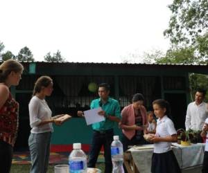 Integrantes de “educate.” en la inauguración de una de las cinco bibliotecas comunitarias, esta está ubicada en la comunidad Las Lagunas, Arada, Santa Bárbara. Foto: Cortesía educate.