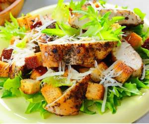 La ensalada César con pollo a la parrilla es una receta clásica que combina la frescura de la lechuga en tiras con crutones con tiras de pollo a la parrilla.