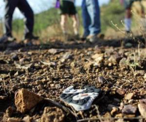 A lo largo del desierto de Sonora, México, se encuentran zapatos, restos de ropas y hasta mochilas que utilizaron los migrantes. Foto: Agencia AFP