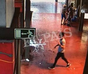 El diario español El País publicó el lunes imágenes del que afirmó era el autor del ataque en Barcelona, supuestamente huyendo a pie. Foto: (EL Pais, via AP)
