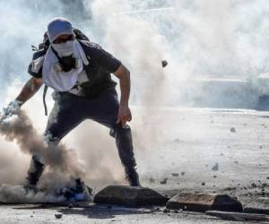 Las instancias de diálogo ciudadano se han dado en paralelo a manifestaciones a menudo violentas de descontento popular en otros sectores de la capital, que reclaman al gobierno medidas concretas de justicia social. Foto AFP