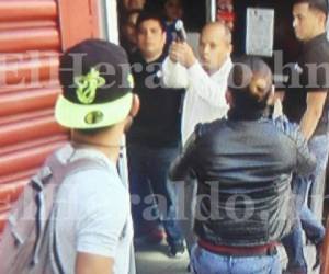 La imagen muestra al hombre amenazando a los vendedores (Foto: El Heraldo Honduras/ Noticias de Honduras)