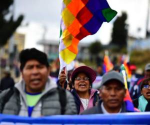 La ciudad de La Paz, sede de los poderes Ejecutivo y Legislativo de Bolivia, recuperó casi totalmente la normalidad este miércoles, al día siguiente de que asumiera Jeanine Añez como presidenta interina, luego de tres semanas de paros y bloqueos de calles, sin embargo las marchas continúan. Foto: AFP.