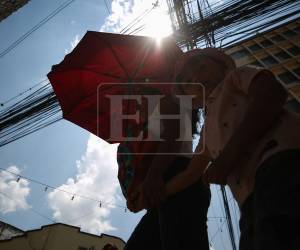 Honduras experimenta más calor que de costumbre esta semana, y la capital no es la excepción, debido al primer paso del Sol por el cenit, un fenómeno astronómico característico de las regiones tropicales que en consecuencia deja altas temperaturas y un clima sofocante. ¿Cuánto más durará el fenómeno?