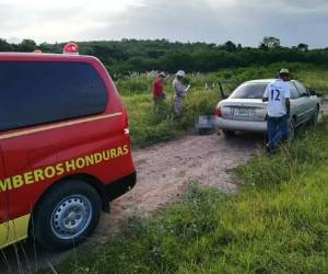 La víctima quedó junto al vehículo a la orilla de la calle. Foto: EL HERALDO