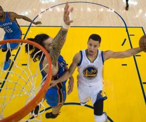 Stephen Curry se incorporó tras una preocupante caída entre los aficionados y resolvió un partido complicado.