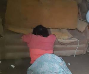 El cuerpo de la señora estaba recostado boca abajo entre un sillón y el suelo de la casa.