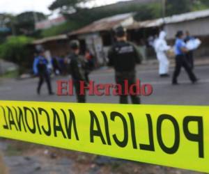 Los familiares, conmocionados, llegaron a Medicina Forense para retirar el cuerpo de Aldo Nargith que murió en un callejón de la colonia Flor del Campo. (Foto: El Heraldo Honduras)