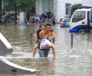 China sufre regularmente inundaciones estacionales, pero este año han sido especialmente graves con lluvias torrenciales que llegaron desde el centro del país hasta Beijing, más al norte. FOTO: AP