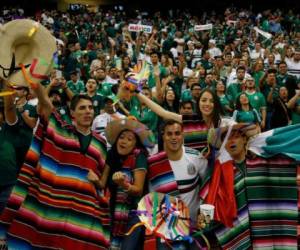 La afición mexicana está acostumbrada a gritar 'puto' cuando los porteros rivales despejan y ese el motivo del castigo. Foto: AFP